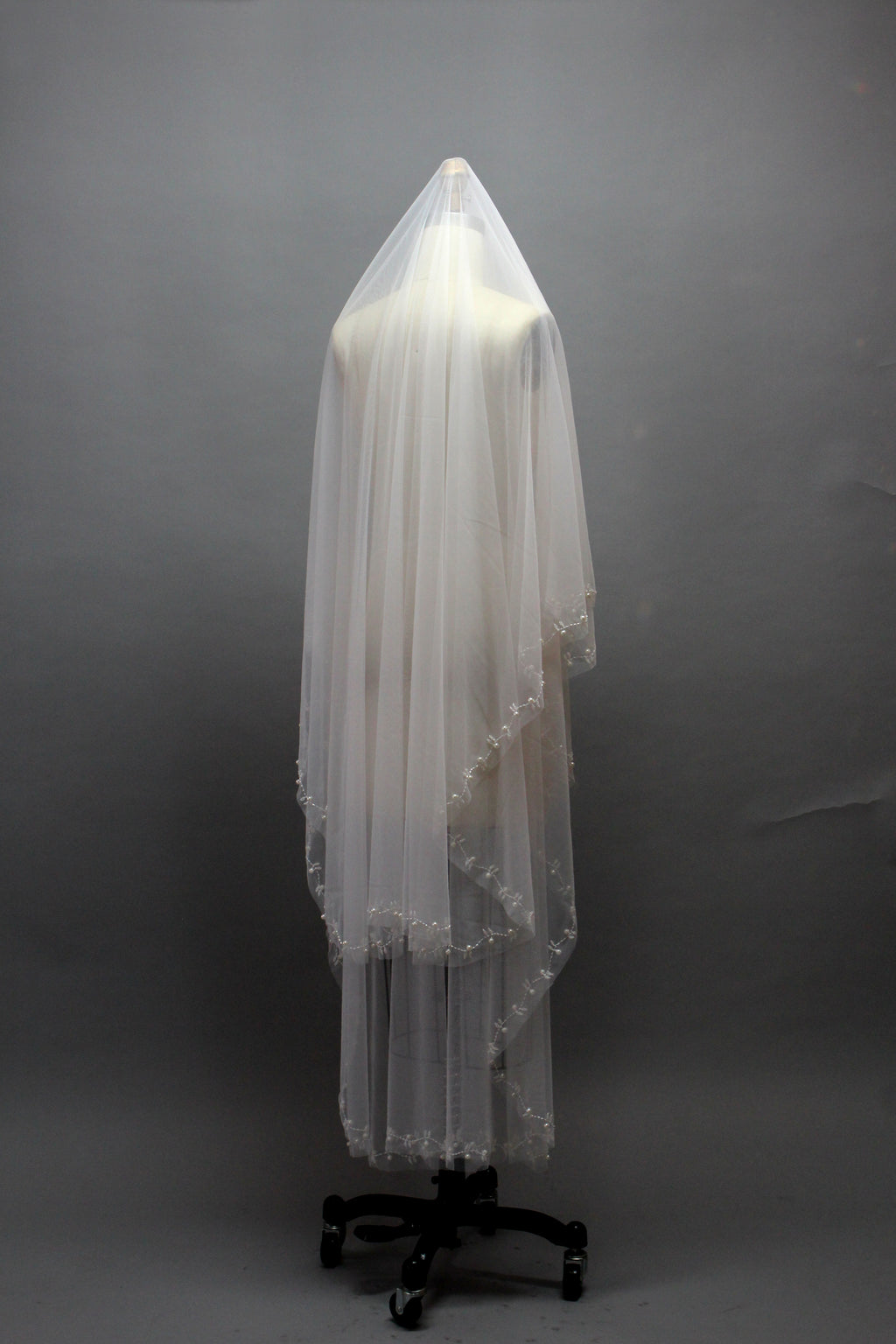 Graceful Lace and Pearl Veil - Enhancing Your Bridal Beauty T014