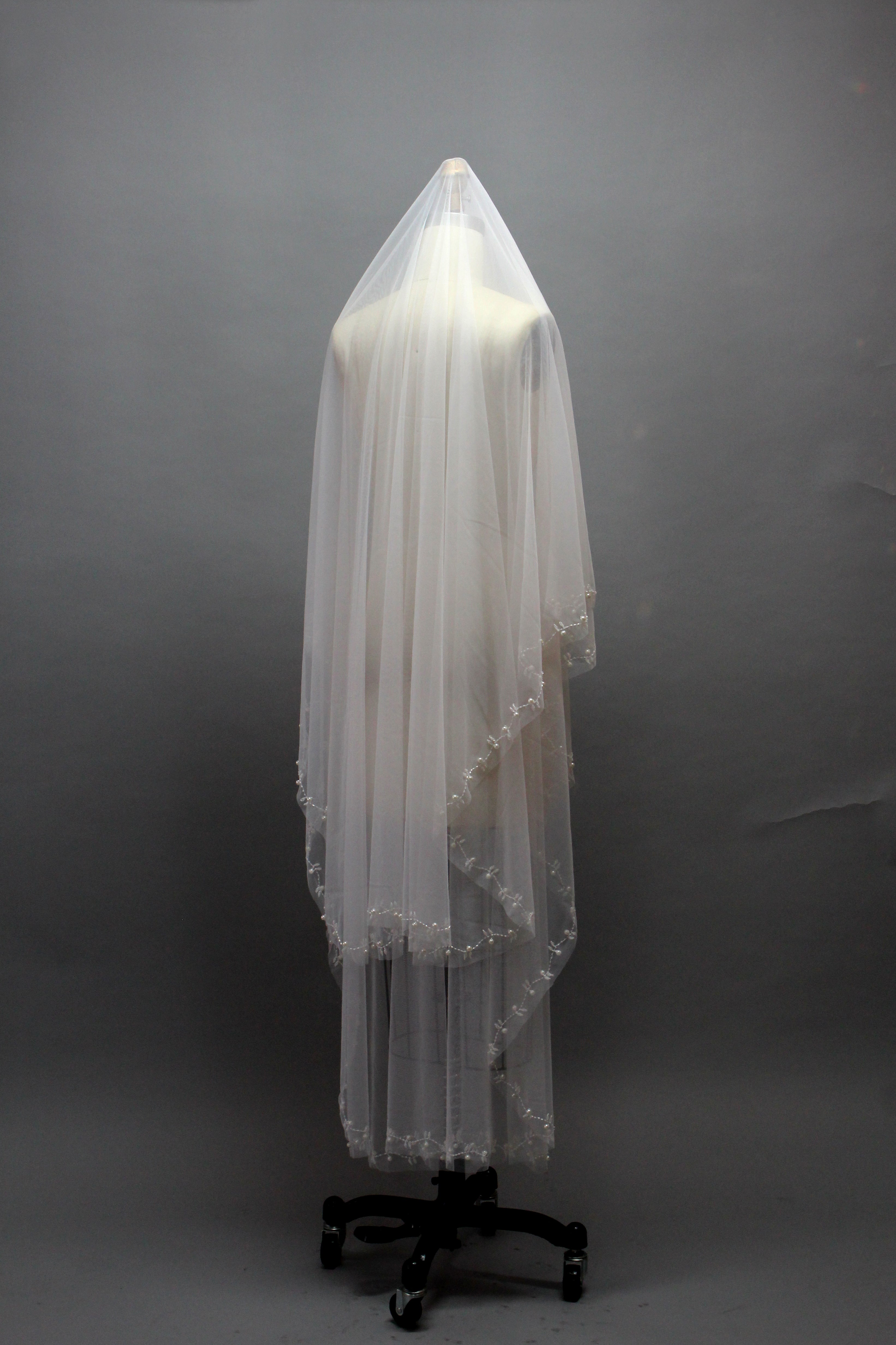 Graceful Lace and Pearl Veil - Enhancing Your Bridal Beauty T014