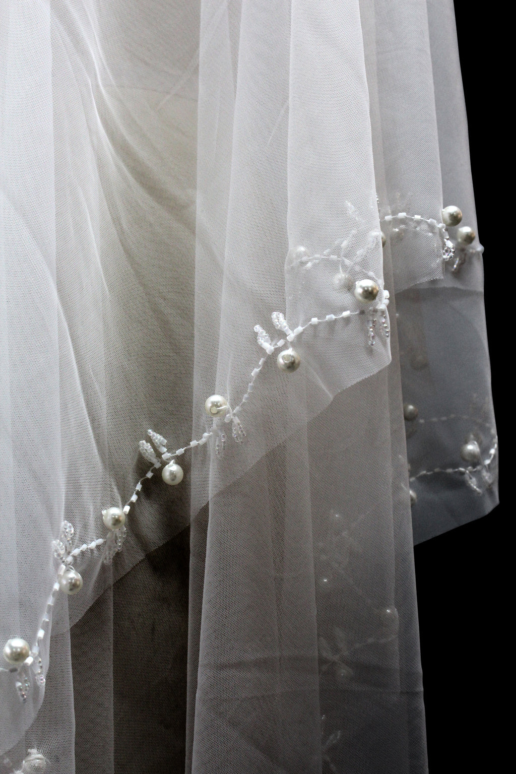 Graceful Lace and Pearl Veil - Enhancing Your Bridal Beauty T014
