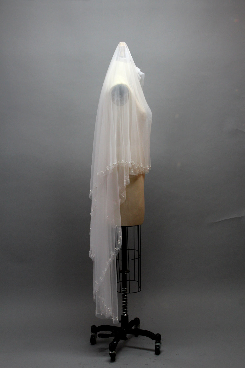 Graceful Lace and Pearl Veil - Enhancing Your Bridal Beauty T014