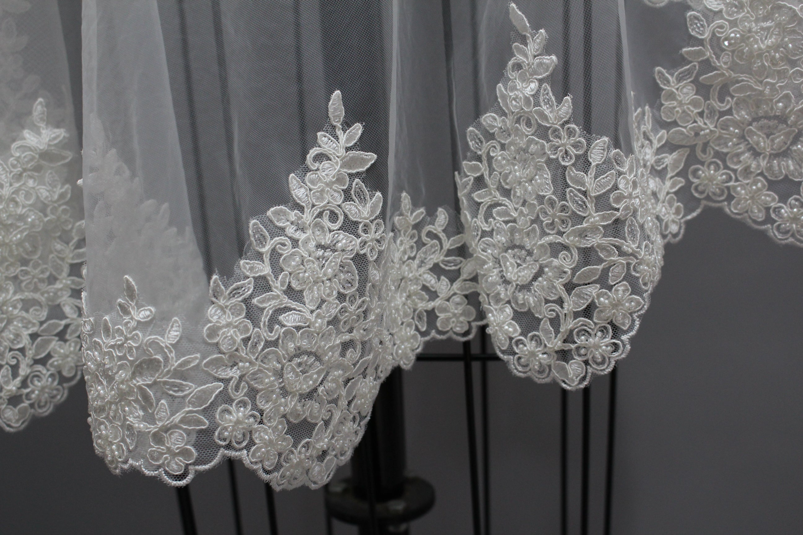 Wholesale Lace-Trimmed Bridal Veil t451