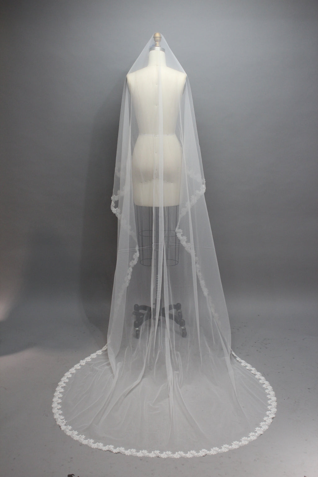 Wholesale Lace - Trimmed Long Bridal Veil - Style T022