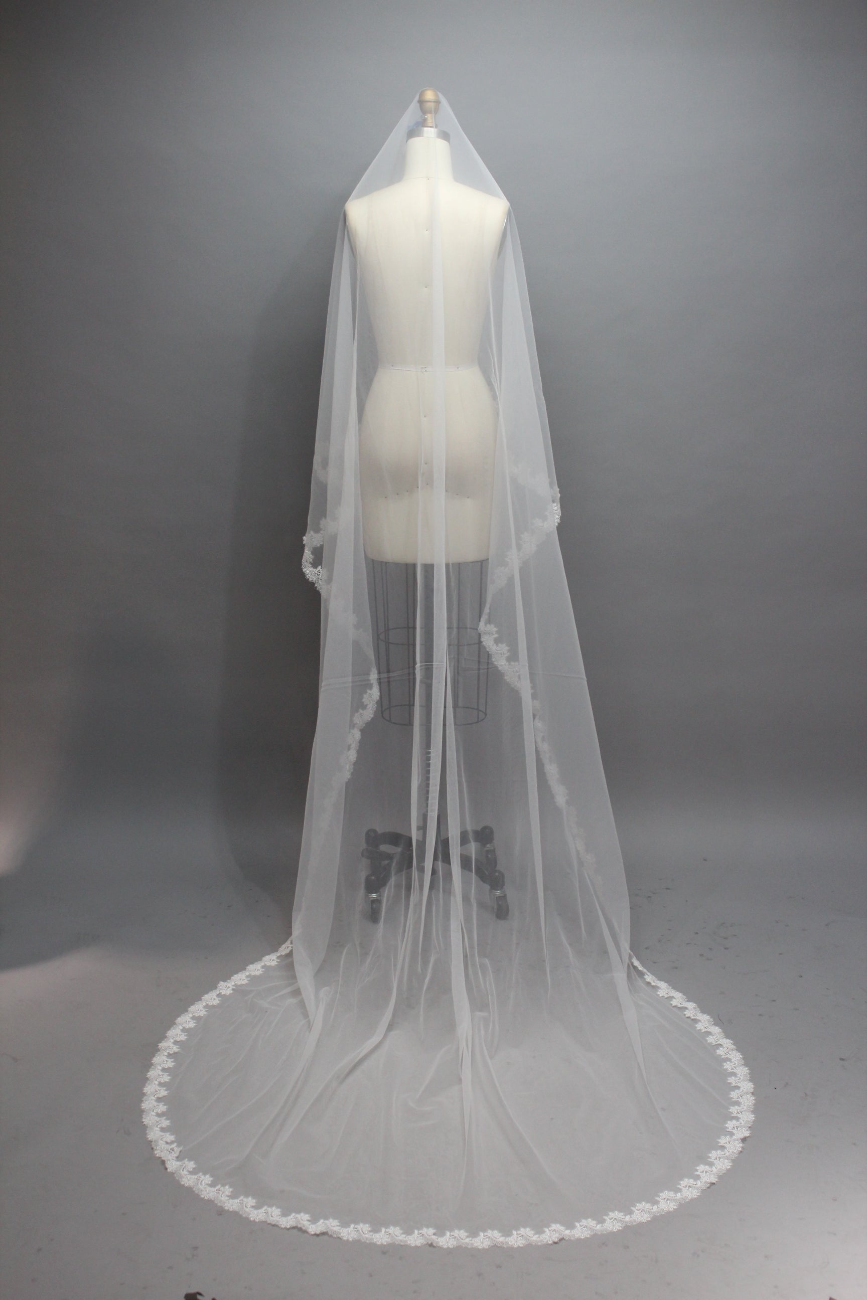 Wholesale Lace - Trimmed Long Bridal Veil - Style T022