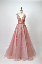 Presented on a mannequin is a light blue ball - gown - style dress. It features a deep V - neckline, with the bodice adorned by delicate silver embroidery, and a flowing tulle skirt. The graceful design exudes a romantic and luxurious charm, ideal for formal occasions such as proms or weddings.
8