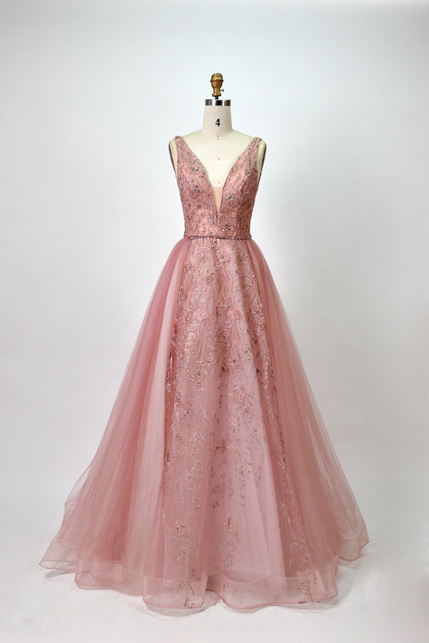 Presented on a mannequin is a light blue ball - gown - style dress. It features a deep V - neckline, with the bodice adorned by delicate silver embroidery, and a flowing tulle skirt. The graceful design exudes a romantic and luxurious charm, ideal for formal occasions such as proms or weddings.
8