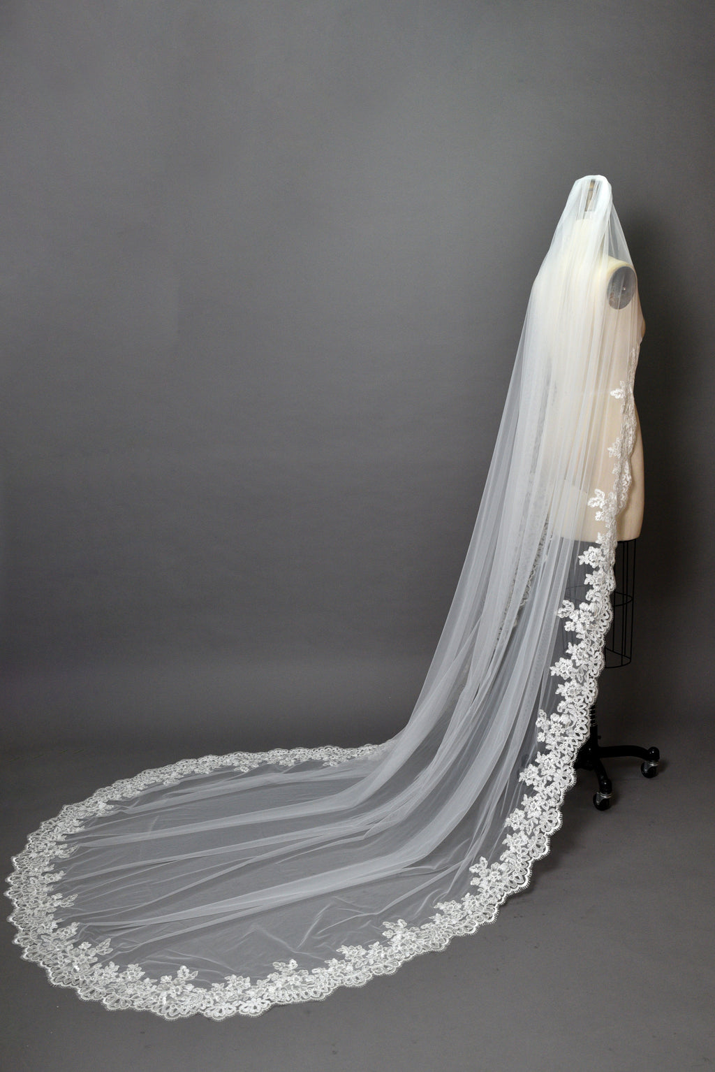 Wholesale Floral Lace Cathedral Bridal Veil – Sheer Tulle t024