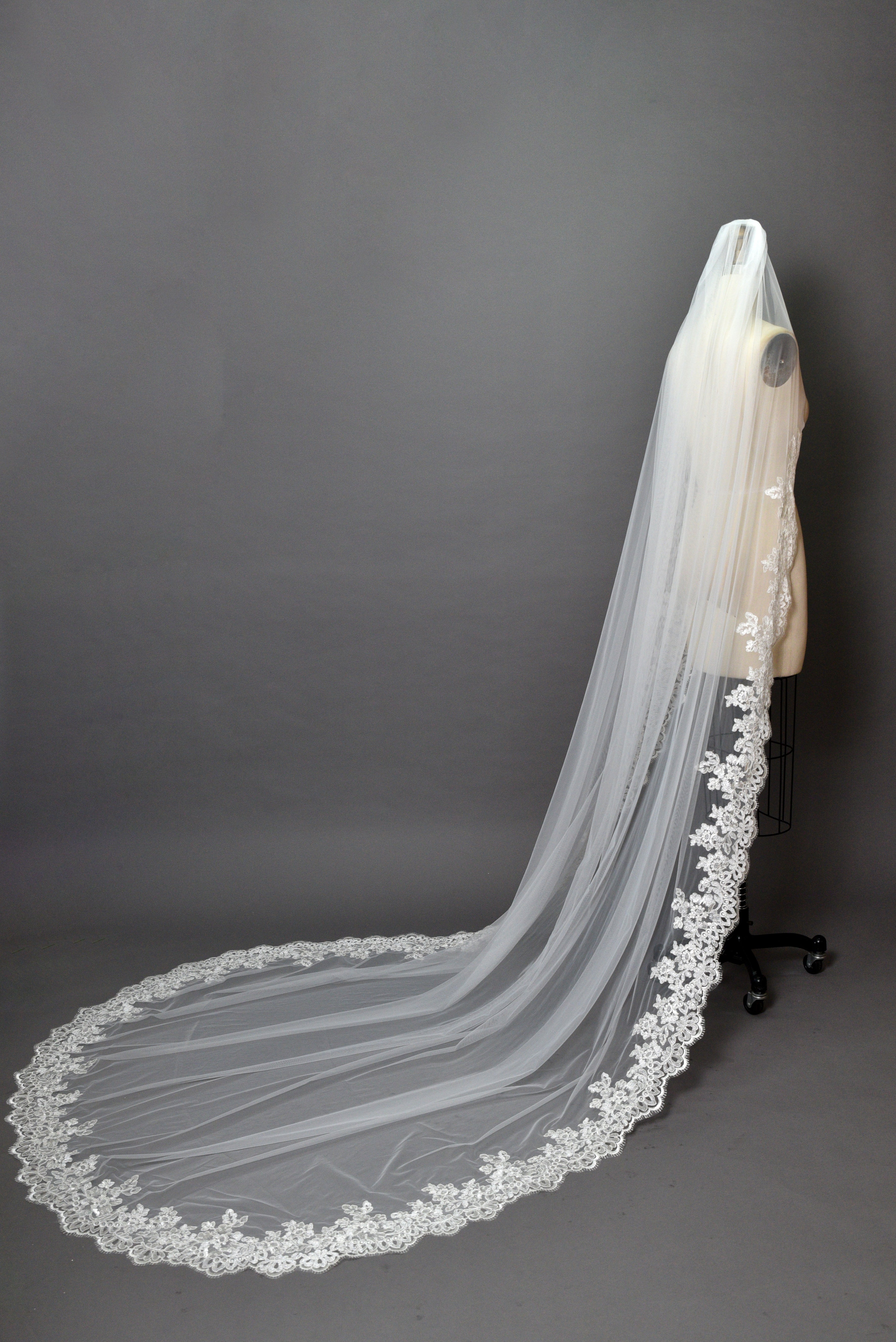 Wholesale Floral Lace Cathedral Bridal Veil – Sheer Tulle t024