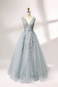 Presented on a mannequin is a light blue ball - gown - style dress. It features a deep V - neckline, with the bodice adorned by delicate silver embroidery, and a flowing tulle skirt. The graceful design exudes a romantic and luxurious charm, ideal for formal occasions such as proms or weddings.
1