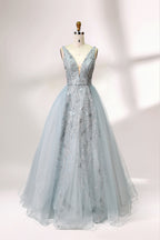 Presented on a mannequin is a light blue ball - gown - style dress. It features a deep V - neckline, with the bodice adorned by delicate silver embroidery, and a flowing tulle skirt. The graceful design exudes a romantic and luxurious charm, ideal for formal occasions such as proms or weddings.
1