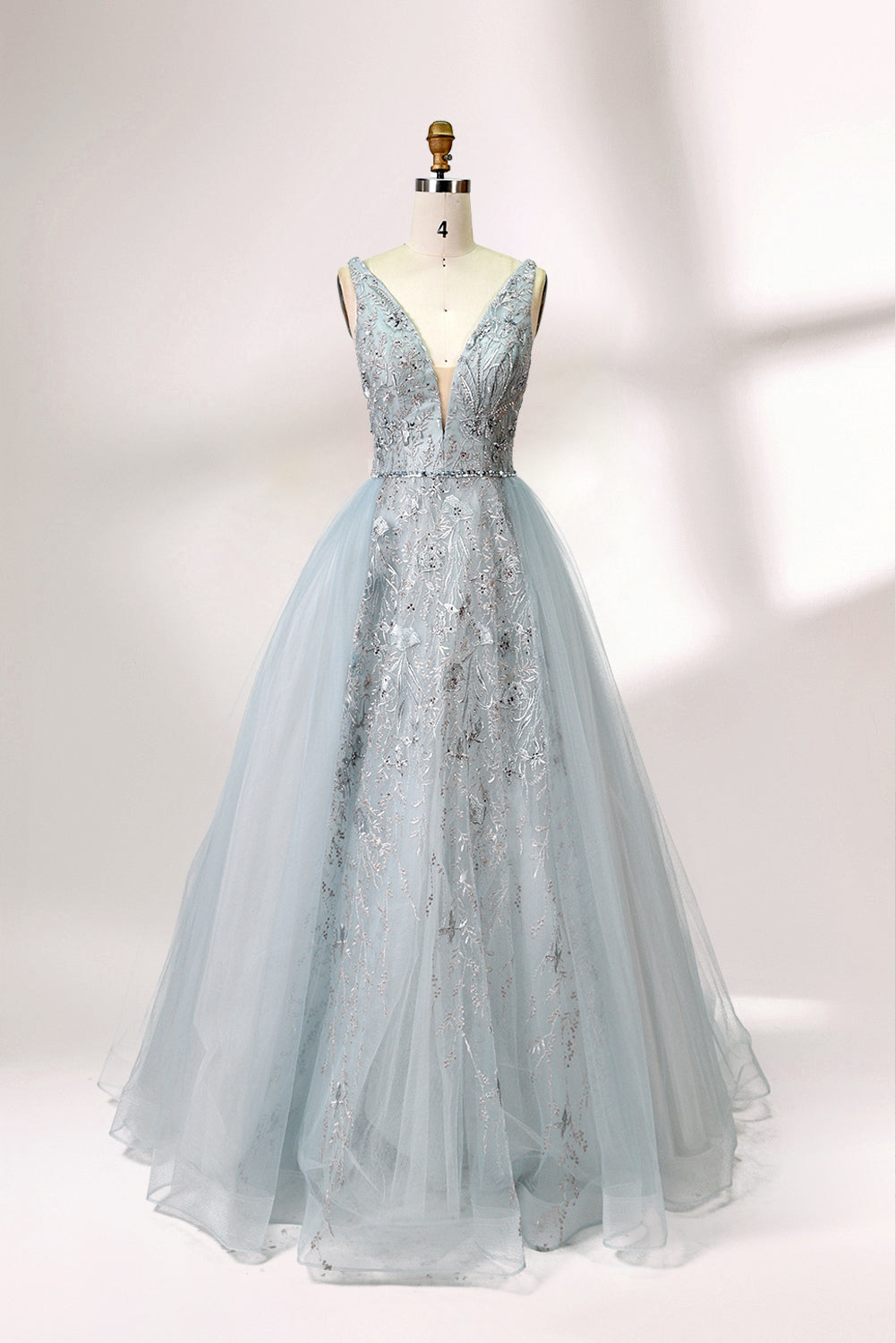 Presented on a mannequin is a light blue ball - gown - style dress. It features a deep V - neckline, with the bodice adorned by delicate silver embroidery, and a flowing tulle skirt. The graceful design exudes a romantic and luxurious charm, ideal for formal occasions such as proms or weddings.
1