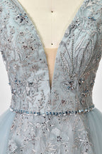 Presented on a mannequin is a light blue ball - gown - style dress. It features a deep V - neckline, with the bodice adorned by delicate silver embroidery, and a flowing tulle skirt. The graceful design exudes a romantic and luxurious charm, ideal for formal occasions such as proms or weddings.
7