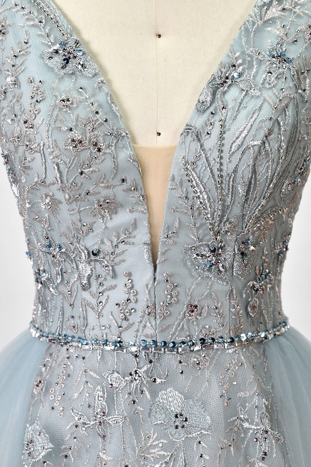 Presented on a mannequin is a light blue ball - gown - style dress. It features a deep V - neckline, with the bodice adorned by delicate silver embroidery, and a flowing tulle skirt. The graceful design exudes a romantic and luxurious charm, ideal for formal occasions such as proms or weddings.
7
