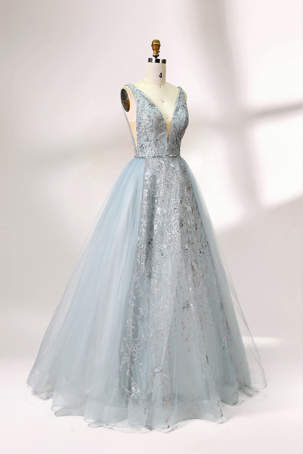 Presented on a mannequin is a light blue ball - gown - style dress. It features a deep V - neckline, with the bodice adorned by delicate silver embroidery, and a flowing tulle skirt. The graceful design exudes a romantic and luxurious charm, ideal for formal occasions such as proms or weddings.
2