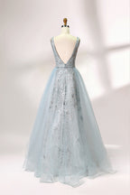 Presented on a mannequin is a light blue ball - gown - style dress. It features a deep V - neckline, with the bodice adorned by delicate silver embroidery, and a flowing tulle skirt. The graceful design exudes a romantic and luxurious charm, ideal for formal occasions such as proms or weddings.
2