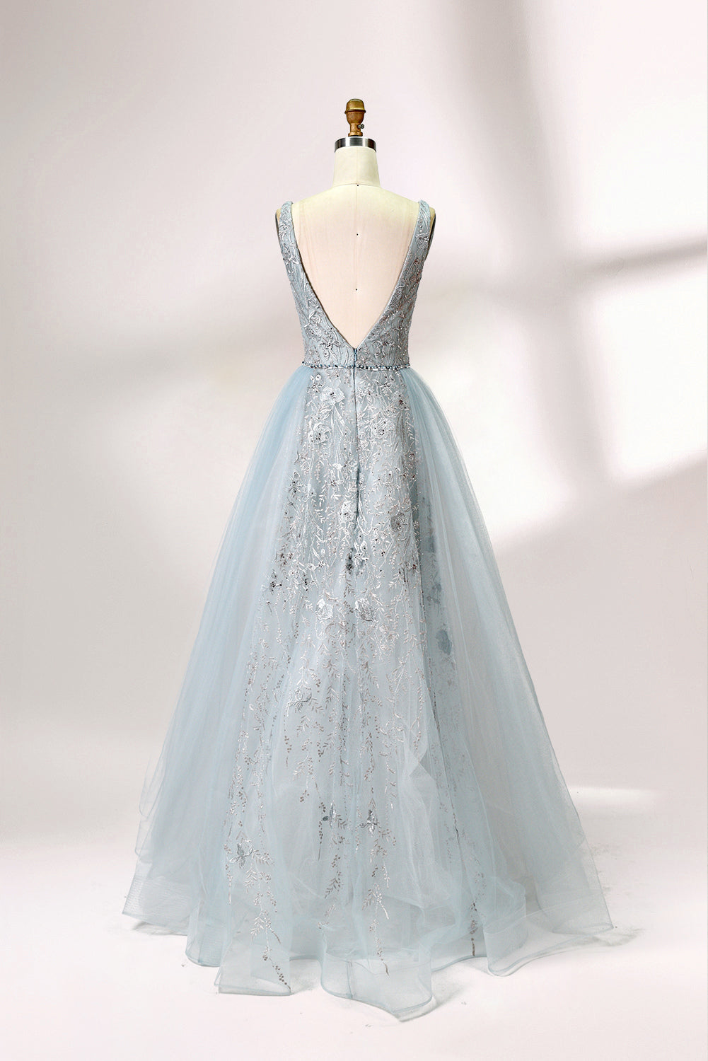 Presented on a mannequin is a light blue ball - gown - style dress. It features a deep V - neckline, with the bodice adorned by delicate silver embroidery, and a flowing tulle skirt. The graceful design exudes a romantic and luxurious charm, ideal for formal occasions such as proms or weddings.
2