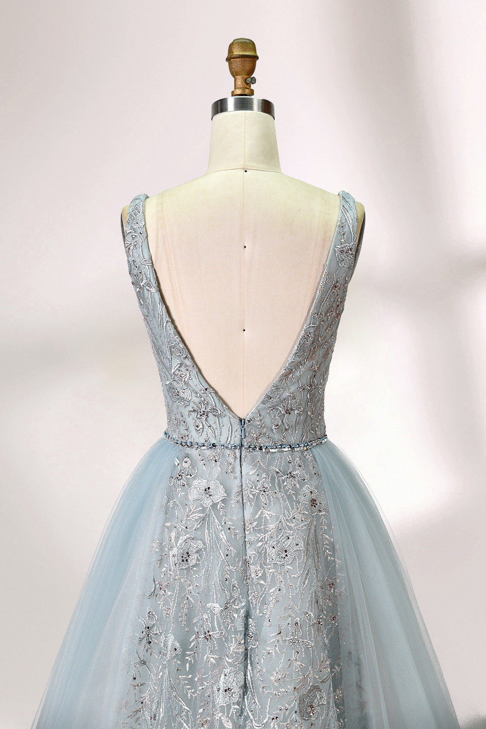 Presented on a mannequin is a light blue ball - gown - style dress. It features a deep V - neckline, with the bodice adorned by delicate silver embroidery, and a flowing tulle skirt. The graceful design exudes a romantic and luxurious charm, ideal for formal occasions such as proms or weddings.
5